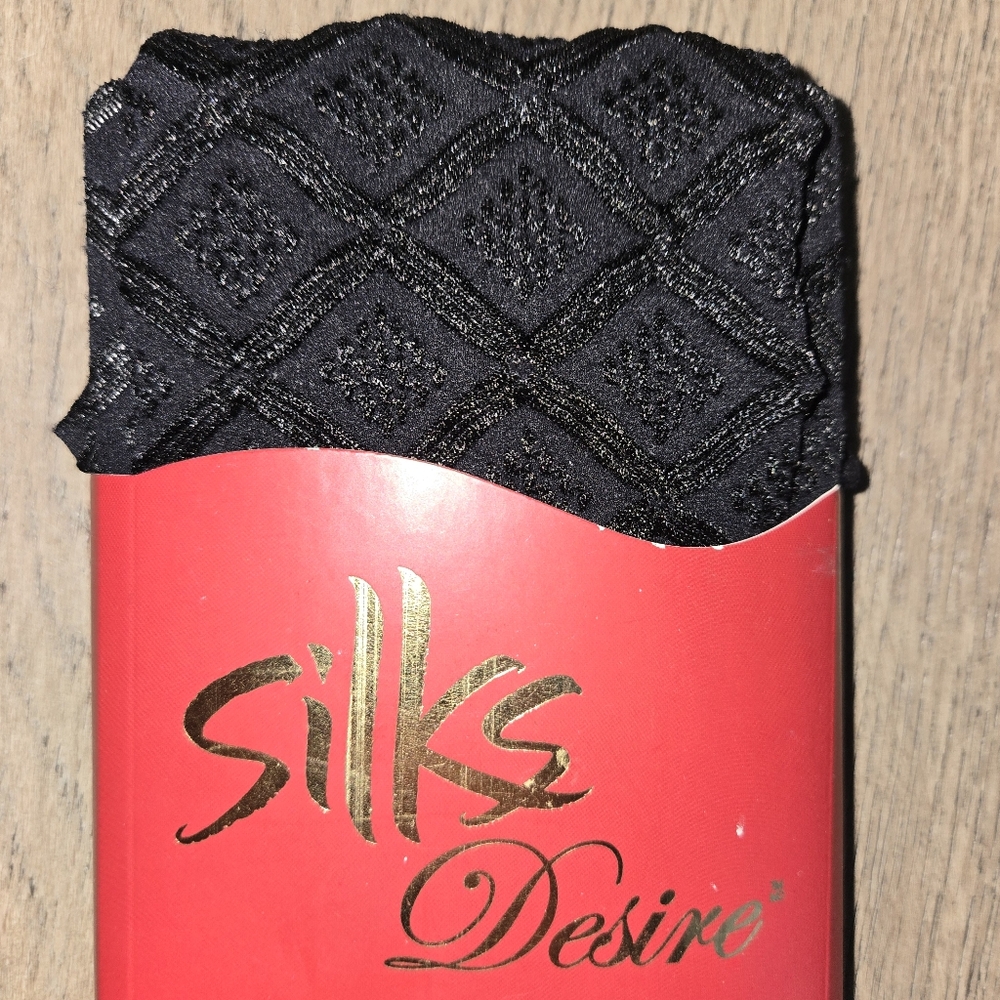 NWT Luxurious Silks Desire 3D Diamond Pattern Soft & Silky Black Opaque Tights L